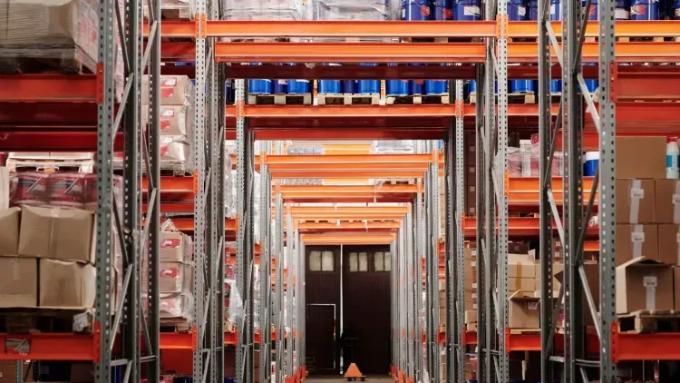 ทางเดินคลังสินค้าที่จัดเรียงสินค้าอย่างเป็นระบบ / Organized inventory aisles inside a modern warehouse