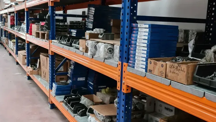 สินค้าหลากหลายรายการบนชั้นจัดเก็บ / Inventory items arranged on storage shelves