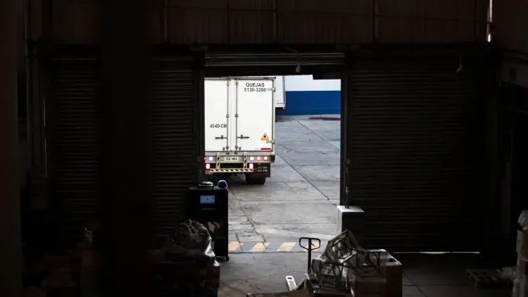 รถขนส่งออกจากจุดโหลดสินค้าของคลัง / Delivery truck leaving a warehouse loading dock