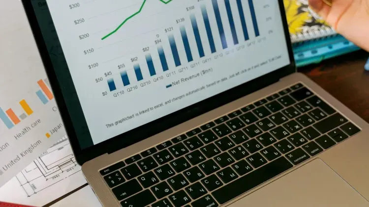แดชบอร์ดวิเคราะห์ข้อมูลและสถิติบนหน้าจอ / Analytics and reporting dashboard displayed on a screen