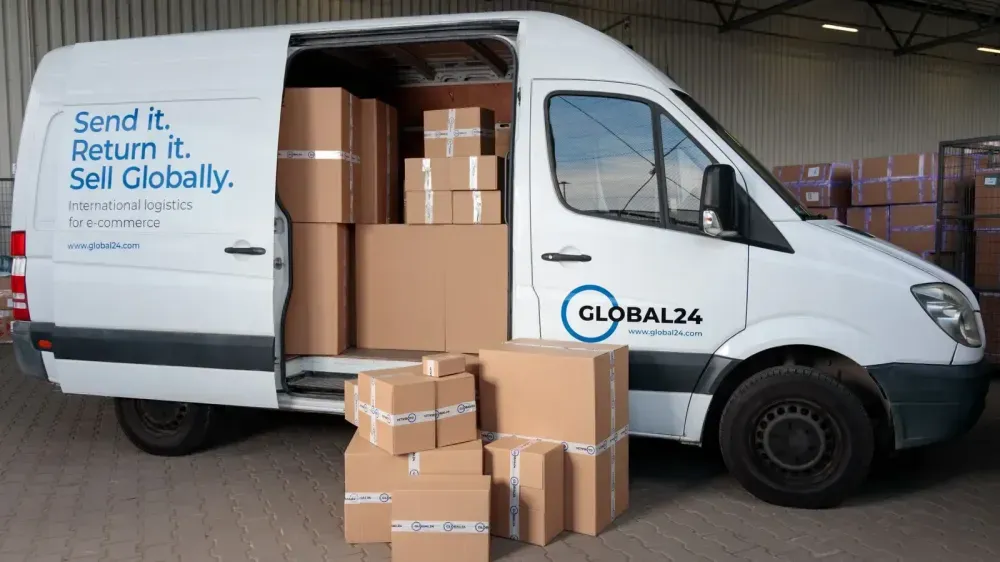กล่องพัสดุที่จัดเตรียมในรถขนส่ง / Boxes prepared inside a delivery vehicle
