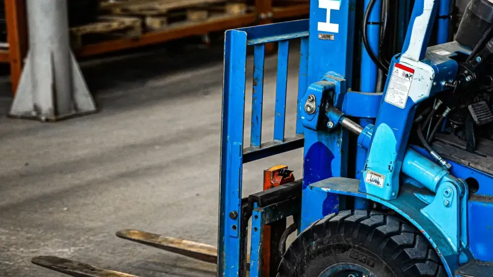 รถโฟล์คลิฟท์สำหรับเคลื่อนย้ายสินค้าในคลัง / Forklift used for warehouse inventory movement