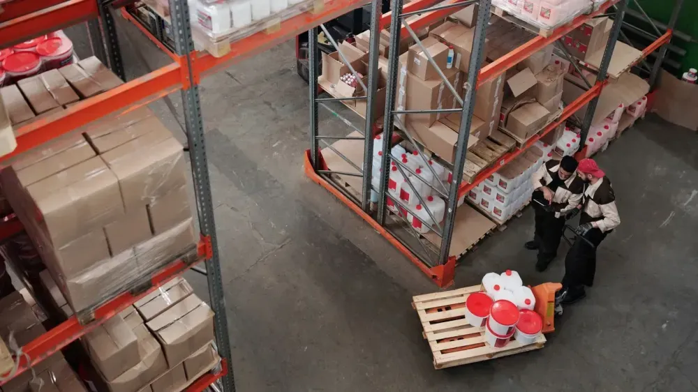 ทีมงานวางแผนและตรวจสอบสต็อกภายในคลังสินค้า / Warehouse team reviewing inventory operations